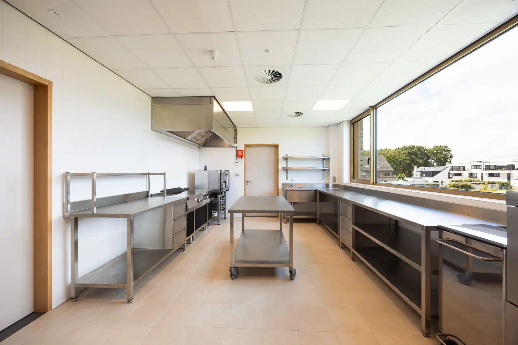 Recente en instapklare cafetaria met professionele keuken foto 21