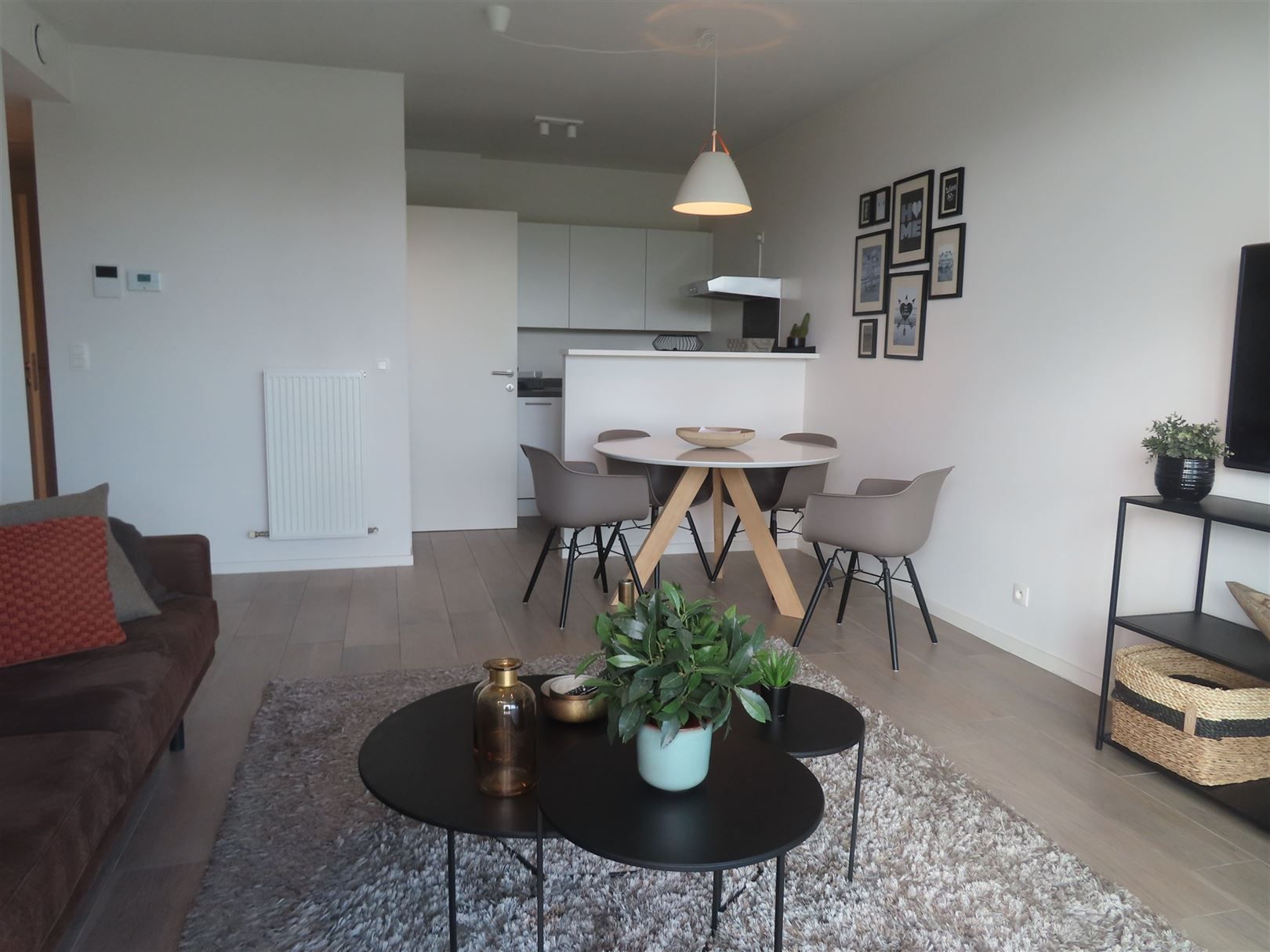 Knap gemeubeld beginners appartement met terras én parking! foto 6