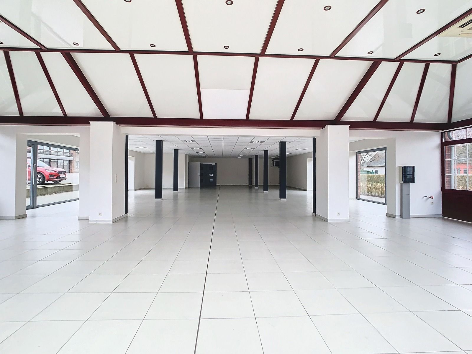 Centraal gelegen, polyvalente handelsruimte! foto {{pictureIndex}}