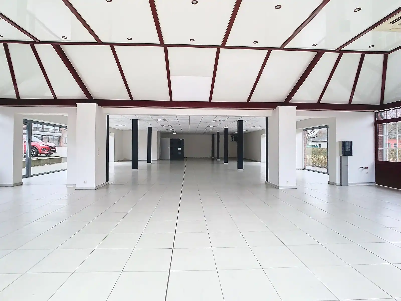 Centraal gelegen, polyvalente handelsruimte! foto {{pictureIndex}}