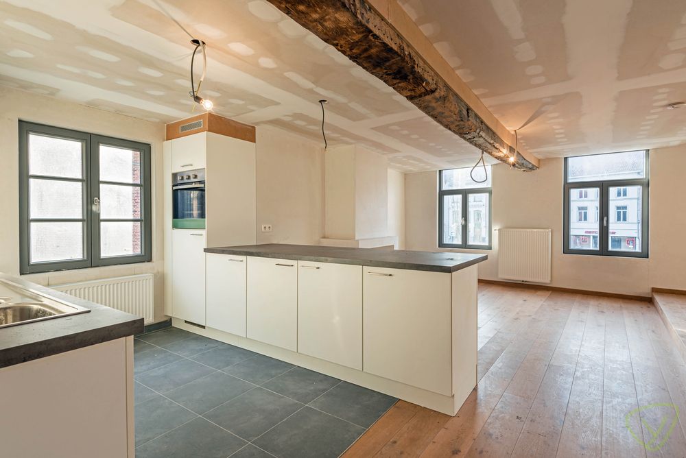 Uitzonderlijk en volledig vernieuwd duplex-appartement gelegen op de Markt van Eeklo! foto 5