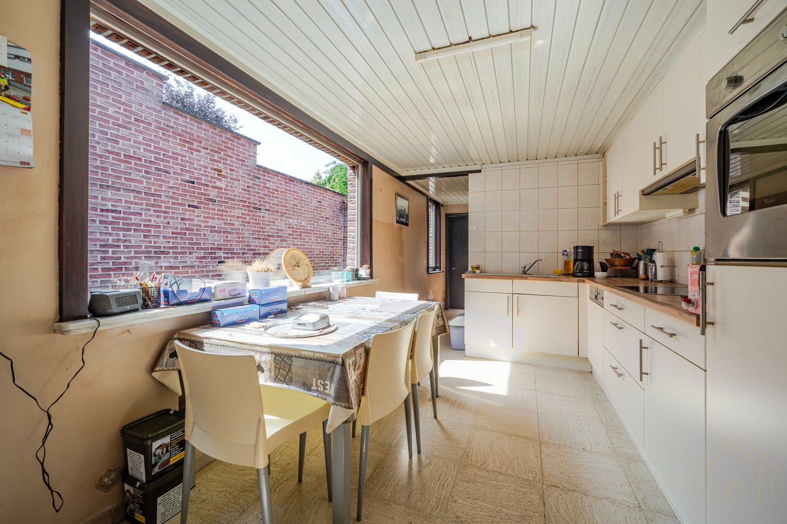 Te renoveren woning met garage, uitweg en grote tuin in hartje Zwevegem foto 4