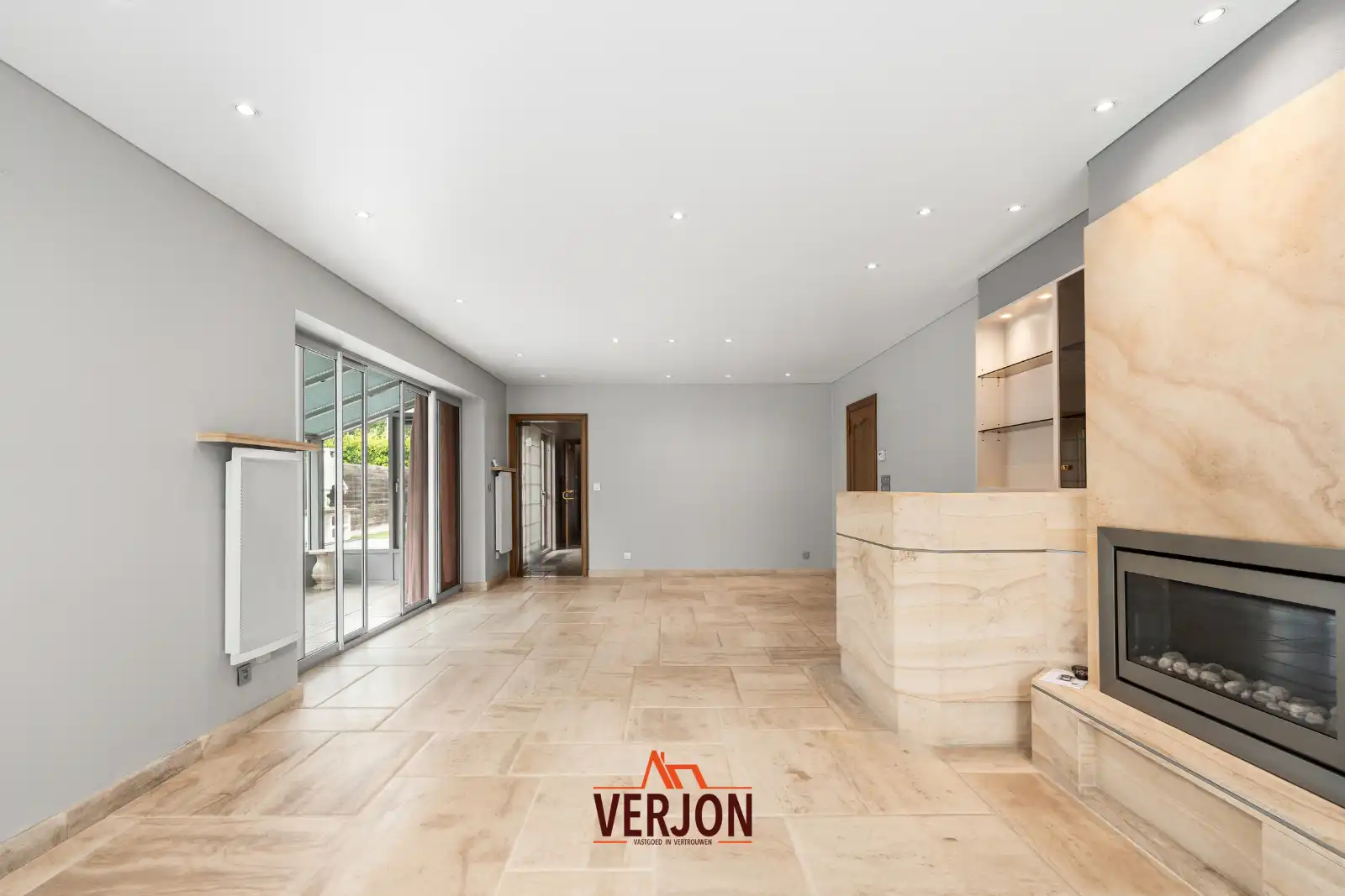 Villa met 4 slaapkamers en dubbele garage in een doodlopende straat te koop in Izegem! foto 4