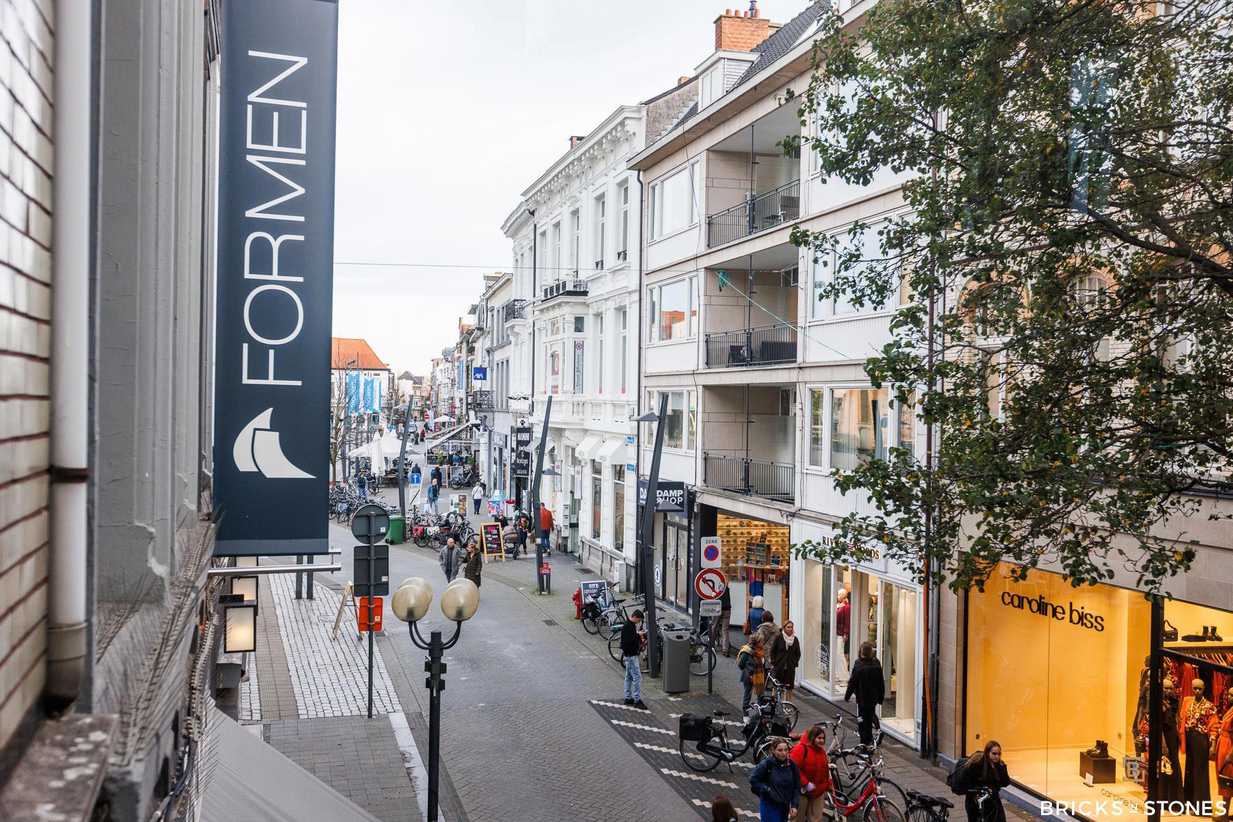 Uitzonderlijk handelshuis op beste deel Gasthuisstraat foto 14