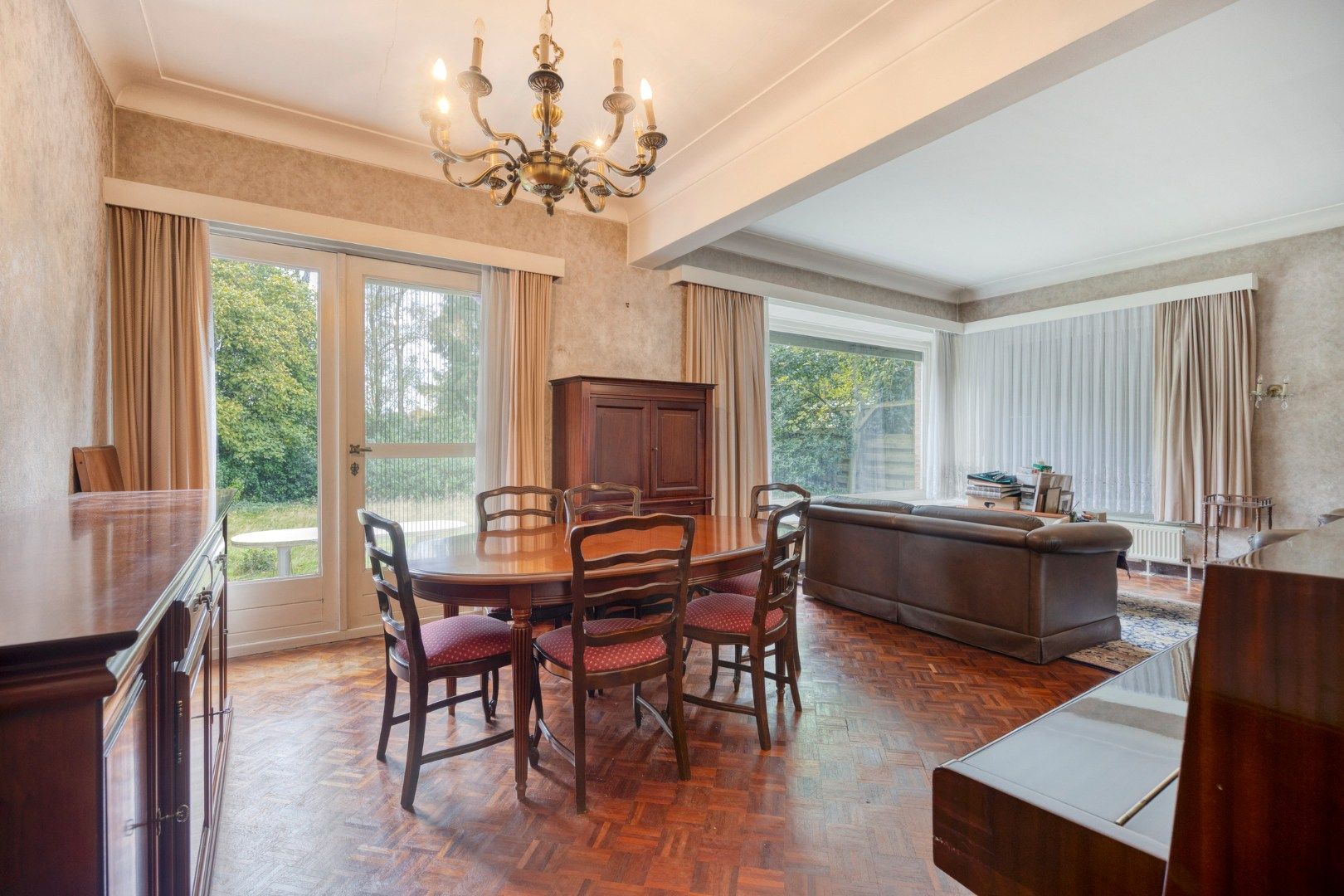 Ruime karaktervolle woning met 5 slaapkamers op een zonnig perceel van 12 are !  foto 2