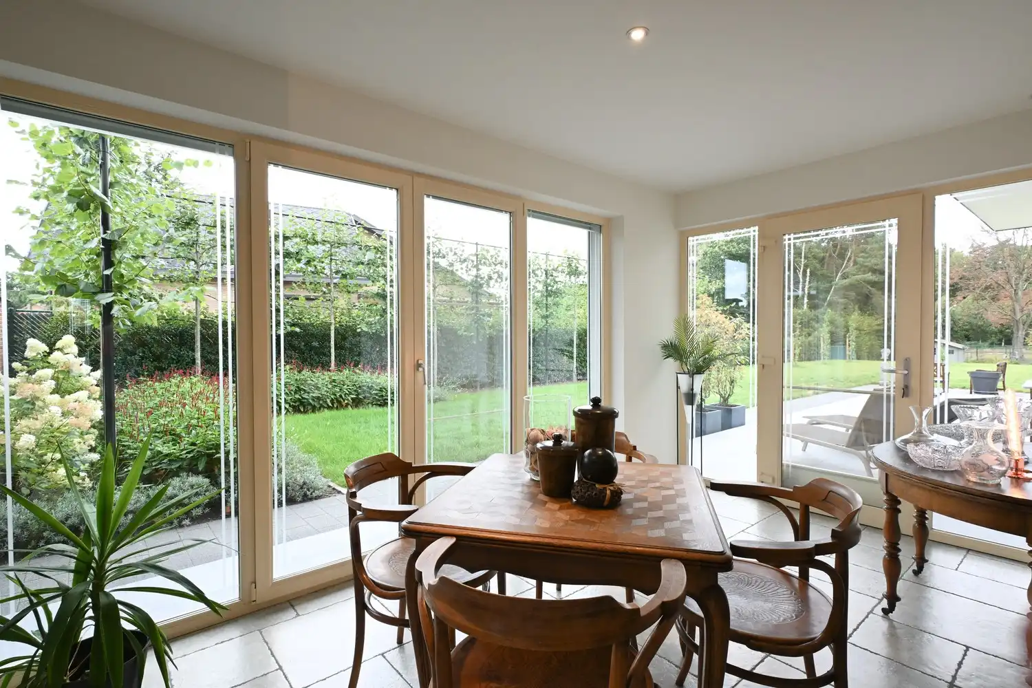 Instapklare gezinswoning met prachtige tuin en hoogwaardige afwerking foto 3