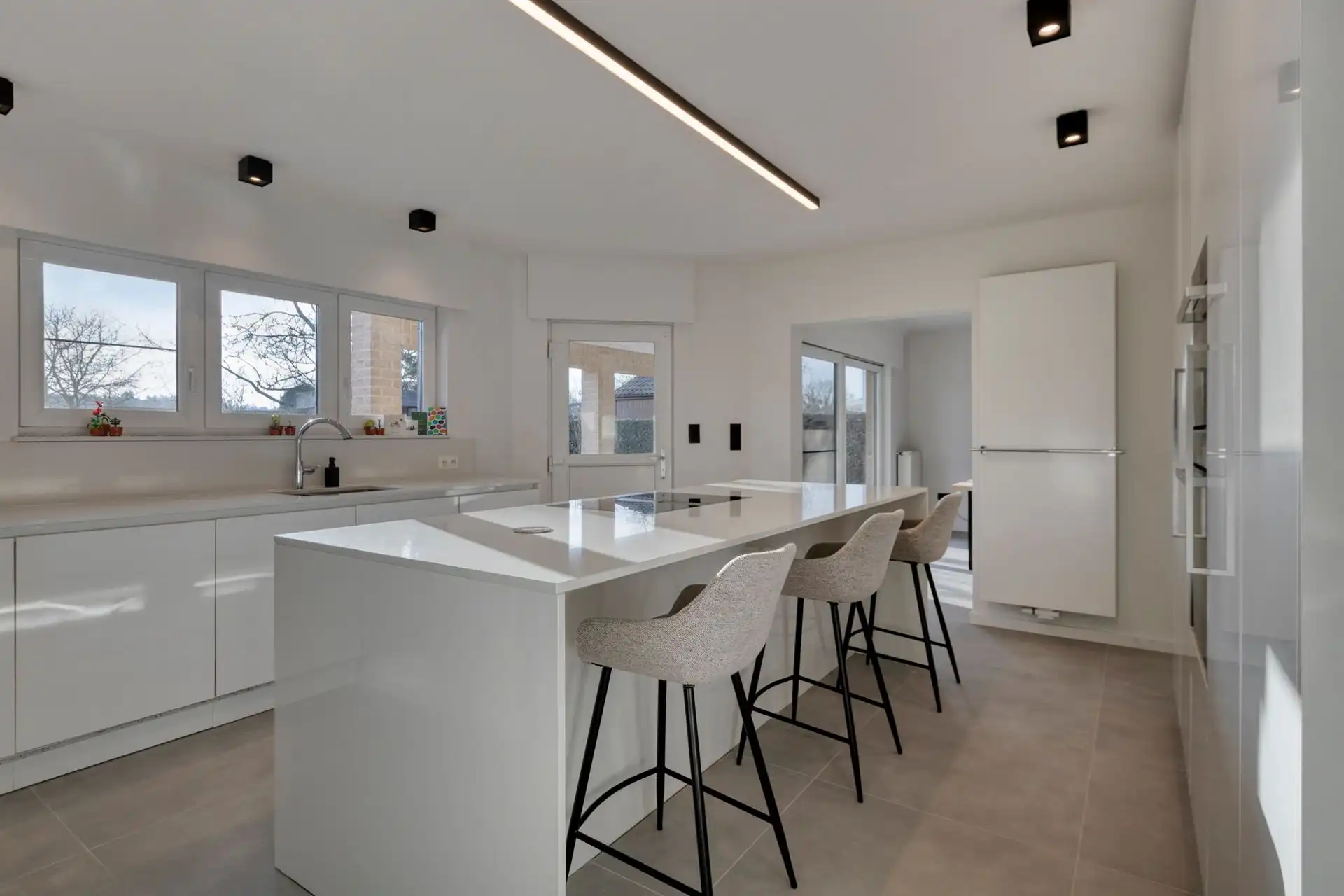 Gerenoveerde en energiezuinige woning met hoogwaardige afwerking in een rustige woonwijk te Wiemesmeer foto 11