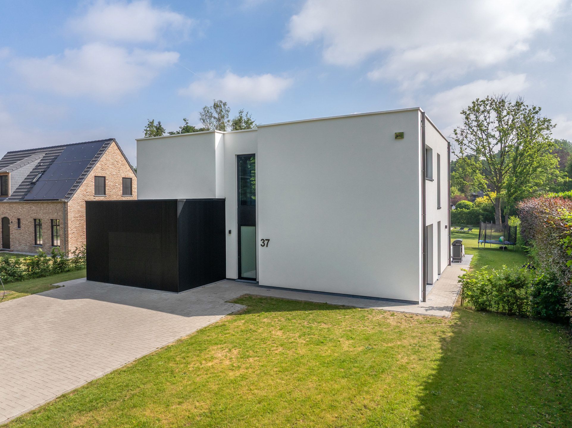 Moderne, recente villa met grote tuin en veel lichtinval foto 2