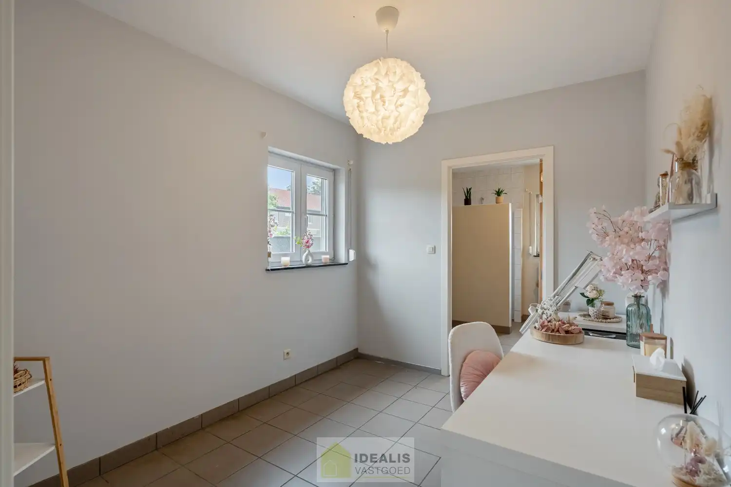 IDEALIS VASTGOED – ZEER RUIME EENGEZINSWONING MET EEN KNAPPE LEEFRUIMTE MET AANSLUITEND OPEN MODERNE KEUKEN, MOMENTEEL 3 SLAAPKAMERS MAAR MOGELIJKHEID TOT 4 SLAAPKAMERS, 2 BADKAMERS, ONDERKELDERD EN VOLLEDIG AANGELEGD MET EEN KNAPPE TUIN EN HEERLIJK OVERDEKT TERRAS OP EEN PERCEEL VAN 5A 63CA! Deze ruime gezinswoning omvat +- 215m² netto bewoonbare oppervlakte met een aangename woonkamer bestaande uit zit-en eetgedeelte, een open moderne keuken, 3 slaapkamers maar mogelijkheid tot 4 slaapkamers en 2 badkamers. Een unieke kans voor kandidaten op zoek naar een ééngezinswoning voorzien van alle faciliteiten en comfort op een fijne locatie in een residentiële wijk tussen de centra van Oudsbergen, Bocholt, Bree en Peer! De huidige eigenaars hebben de woning in 2023 grondig gerenoveerd en o.a. voorzien van vloerverwarming, een warmtepompboiler en 2 lucht-luchtsystemen om te koelen en warmen!! foto 30