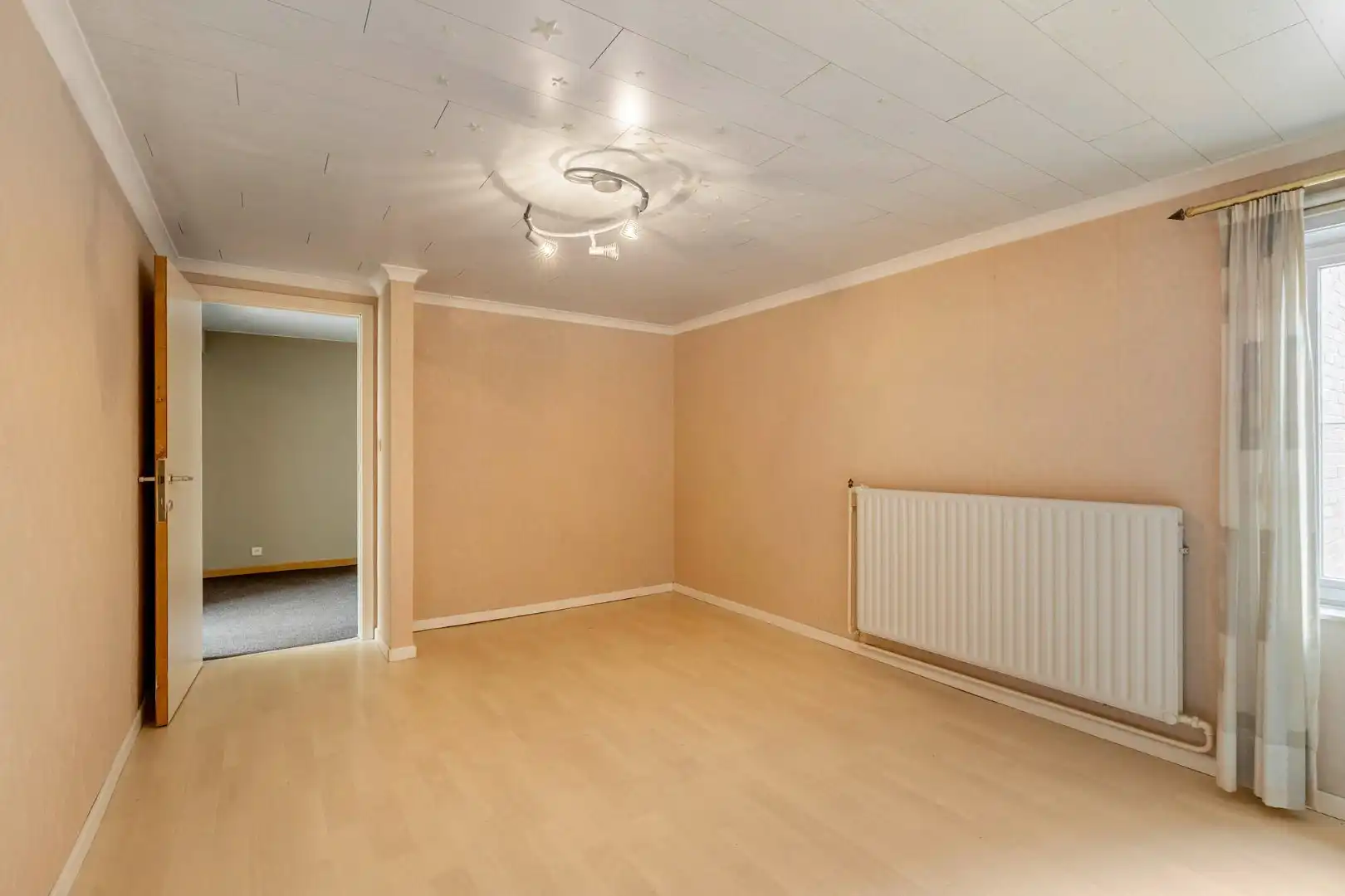 Comfortabel, zeer ruim appartement met 4 slaapkamers, terras en garage in het centrum van Neeroeteren!  foto 29