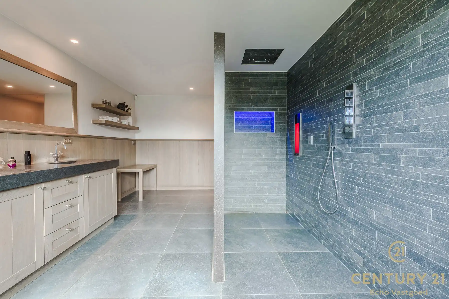 Unieke woning met magazijnen,  zwembad en conciergewoning foto 18