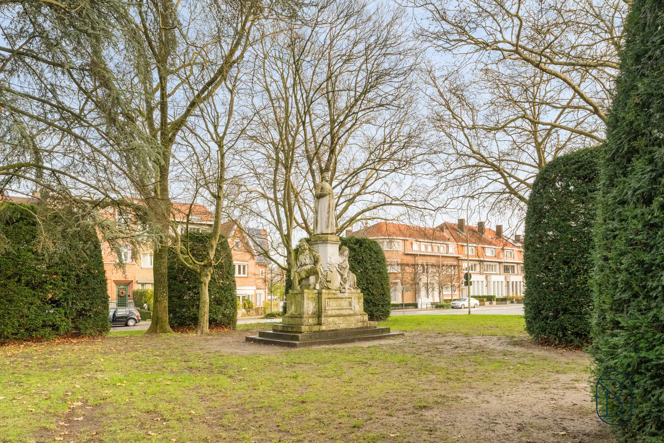 Topgelegen op te frissen herenwoning met ruime garage foto 3