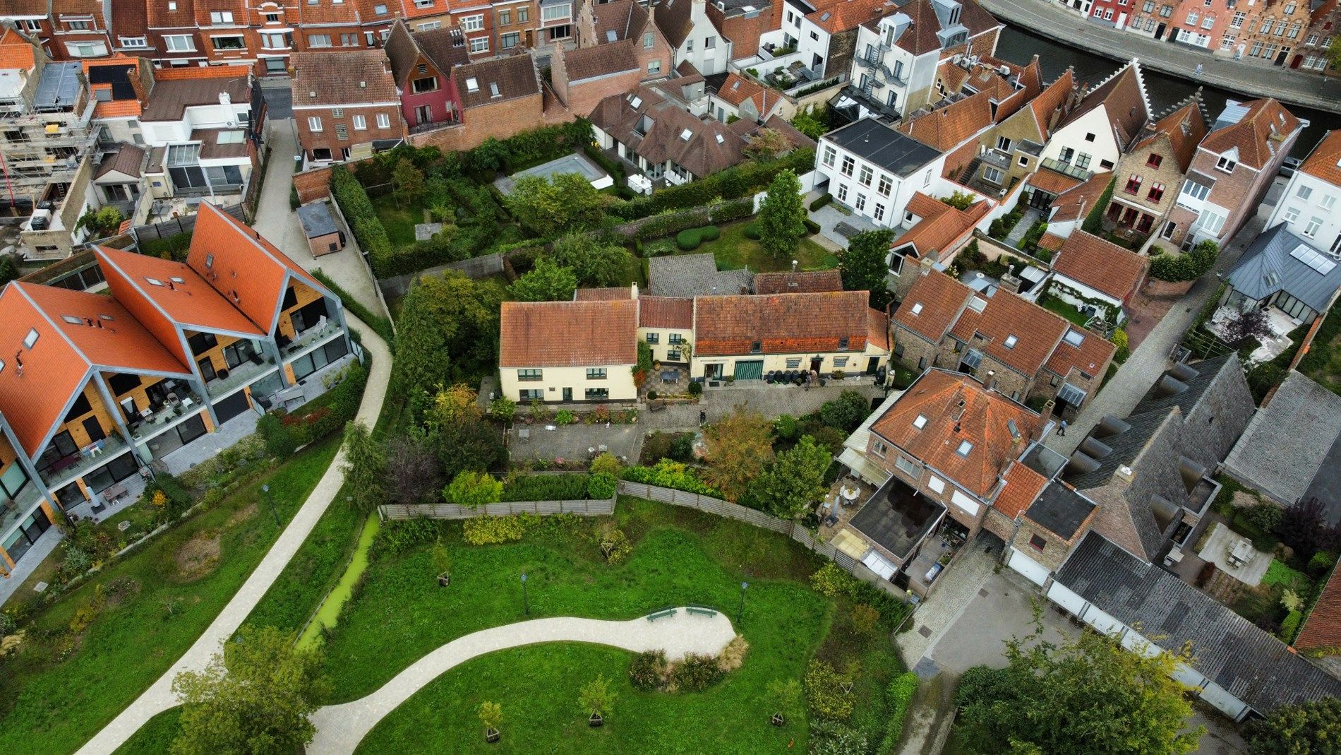 Uniek! Te vernieuwen half open tot open woning met leuke tuin in super hartje Brugge! foto 10