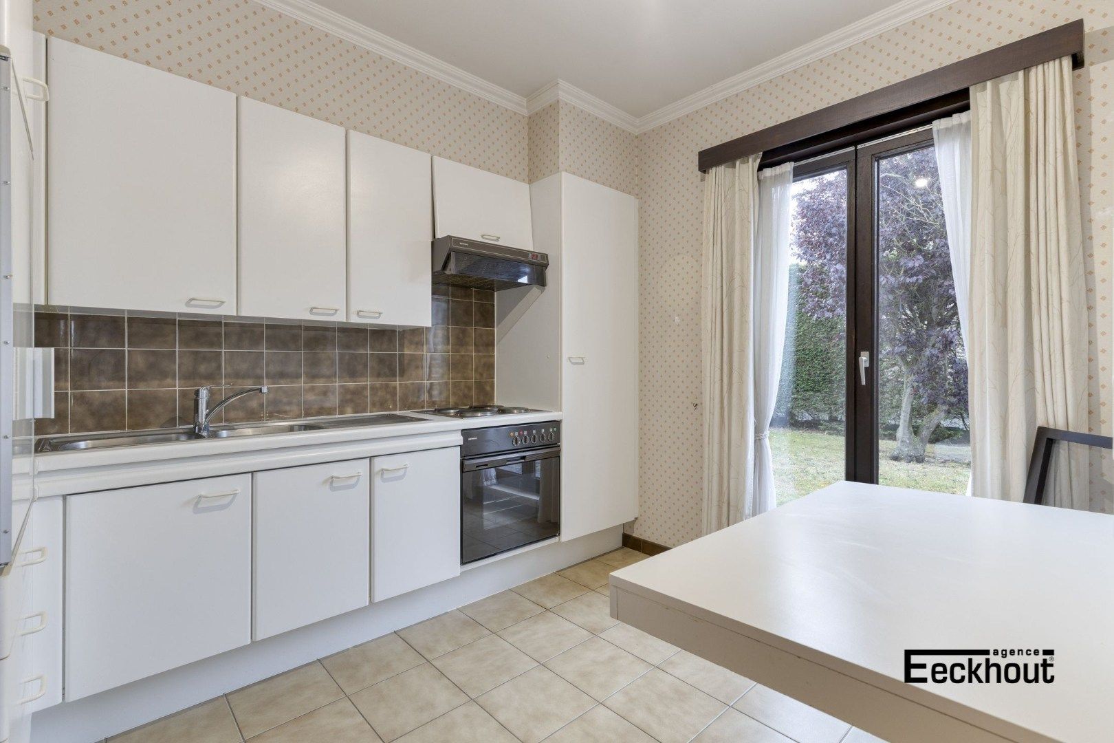 Verzorgde villa met garage in een brede, rustige straat in residentiële wijk! foto 8