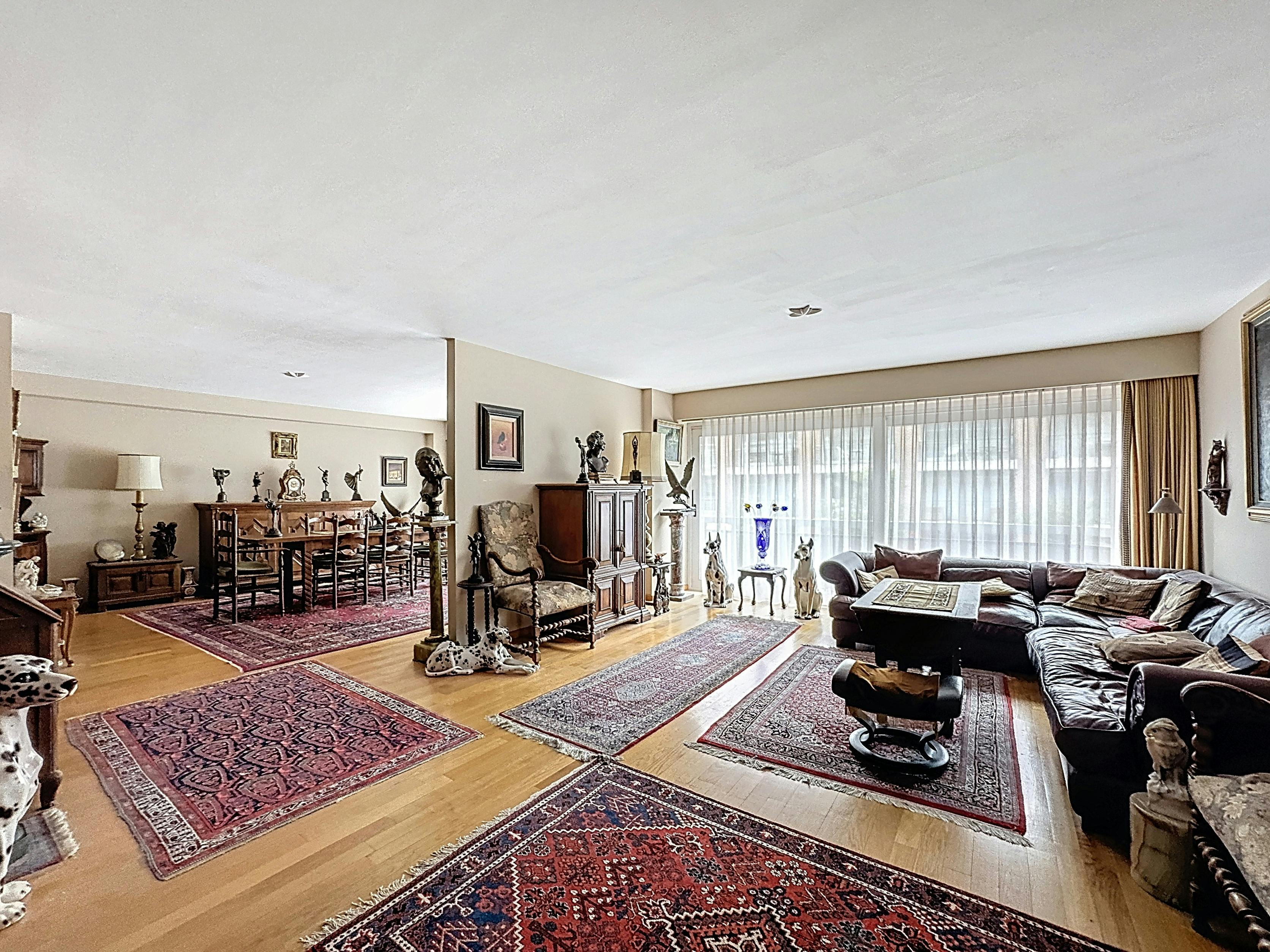 Zeer ruim appartement te koop in het centrum van Knokke foto {{pictureIndex}}