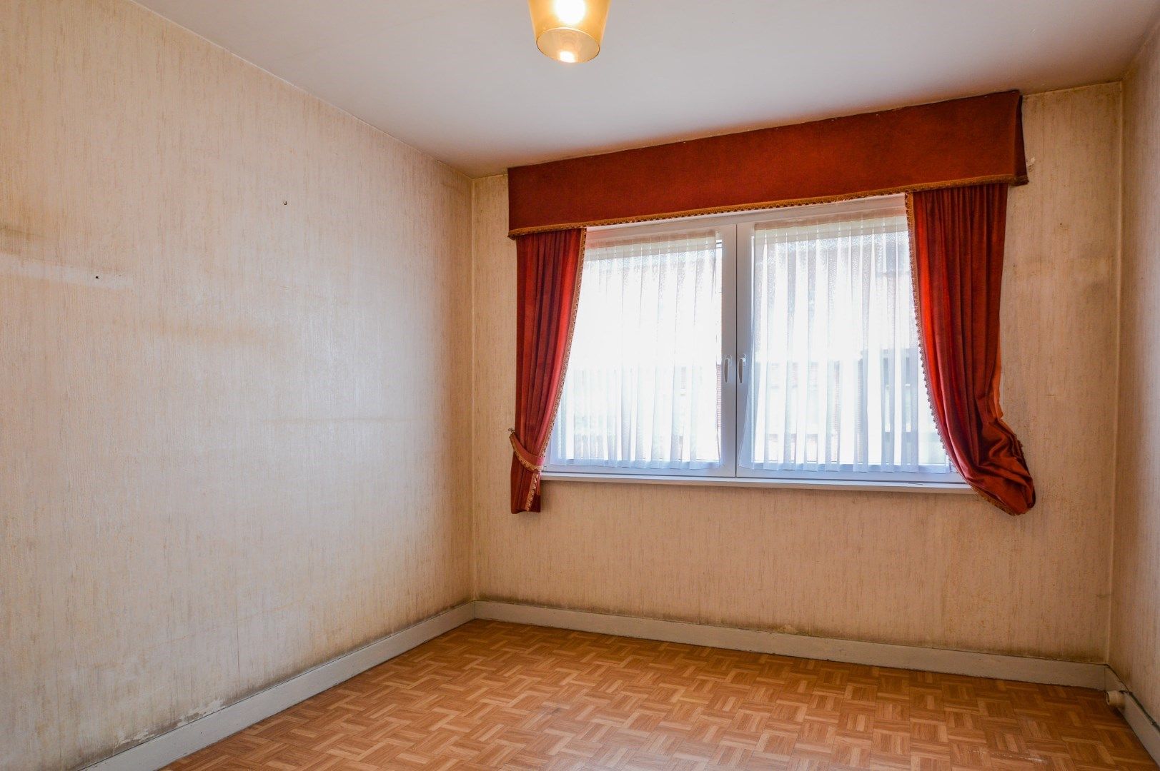 Te renoveren rijwoning in hartje Eernegem foto 7