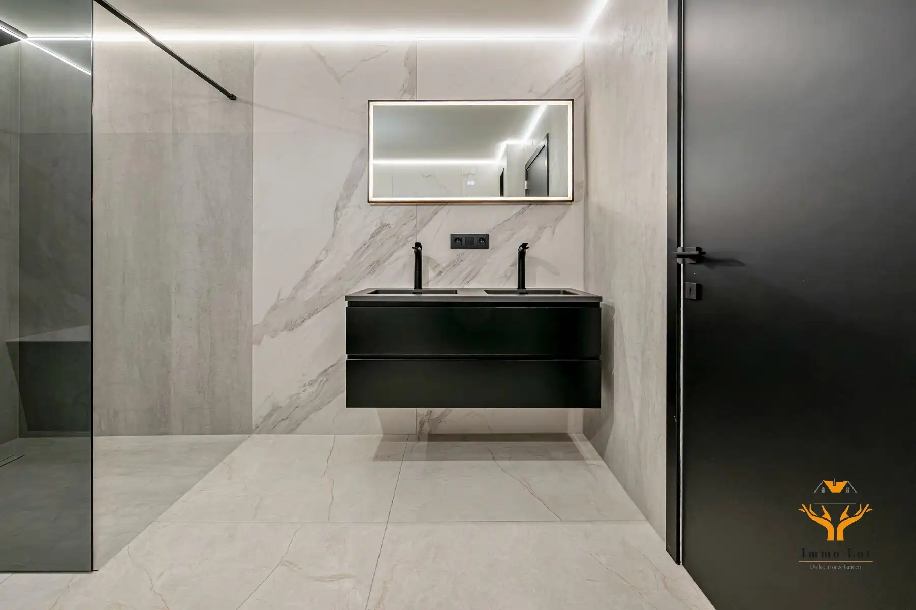 Ruime woning met magazijn  foto 12