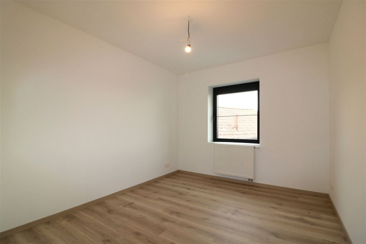 Architecturaal plaatje met 4 slpk., garage en riant terras foto 31