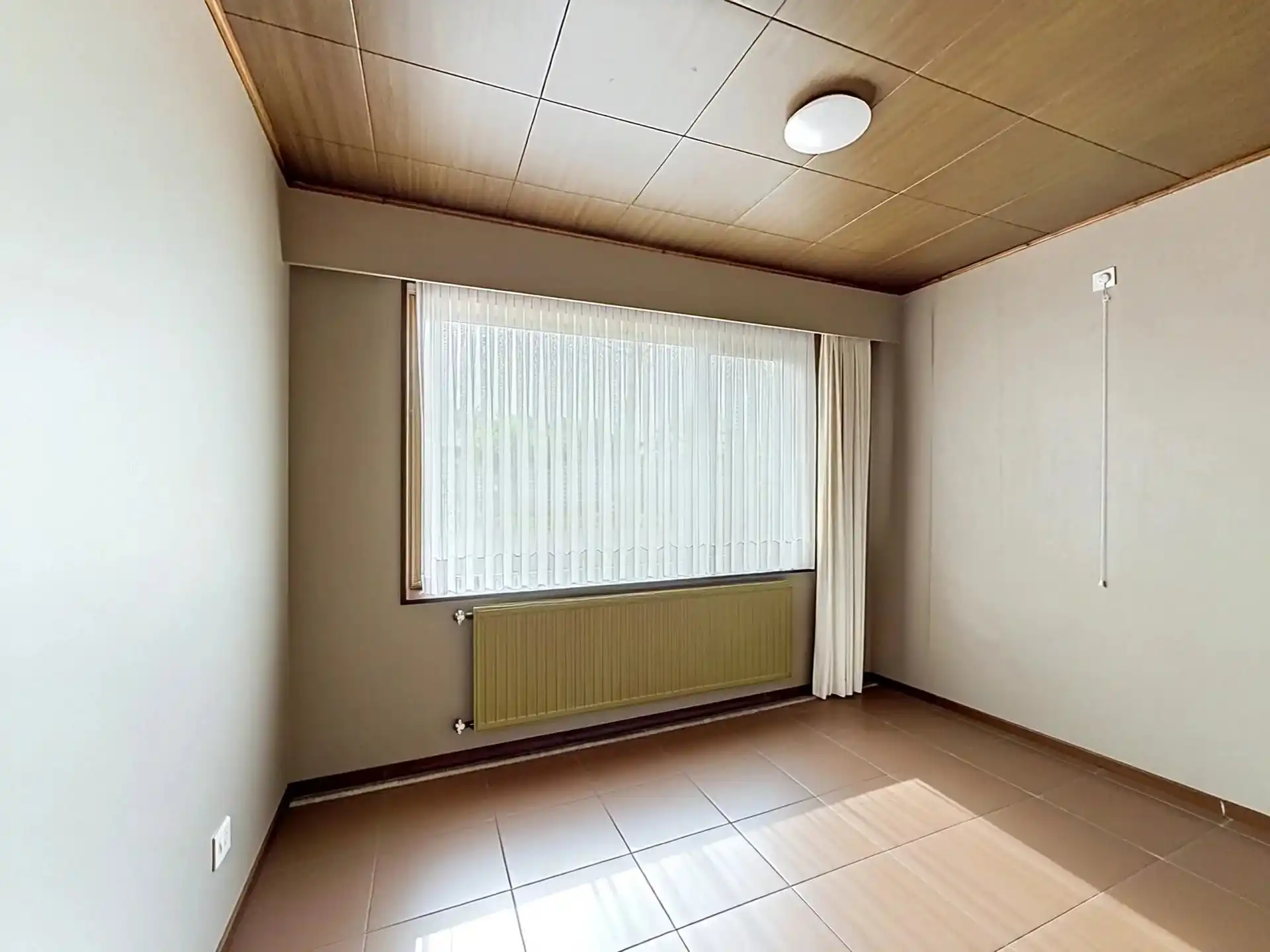 Te renoveren gelijkvloerse woning met 3 slaapkamers op een ruim perceel. foto 10