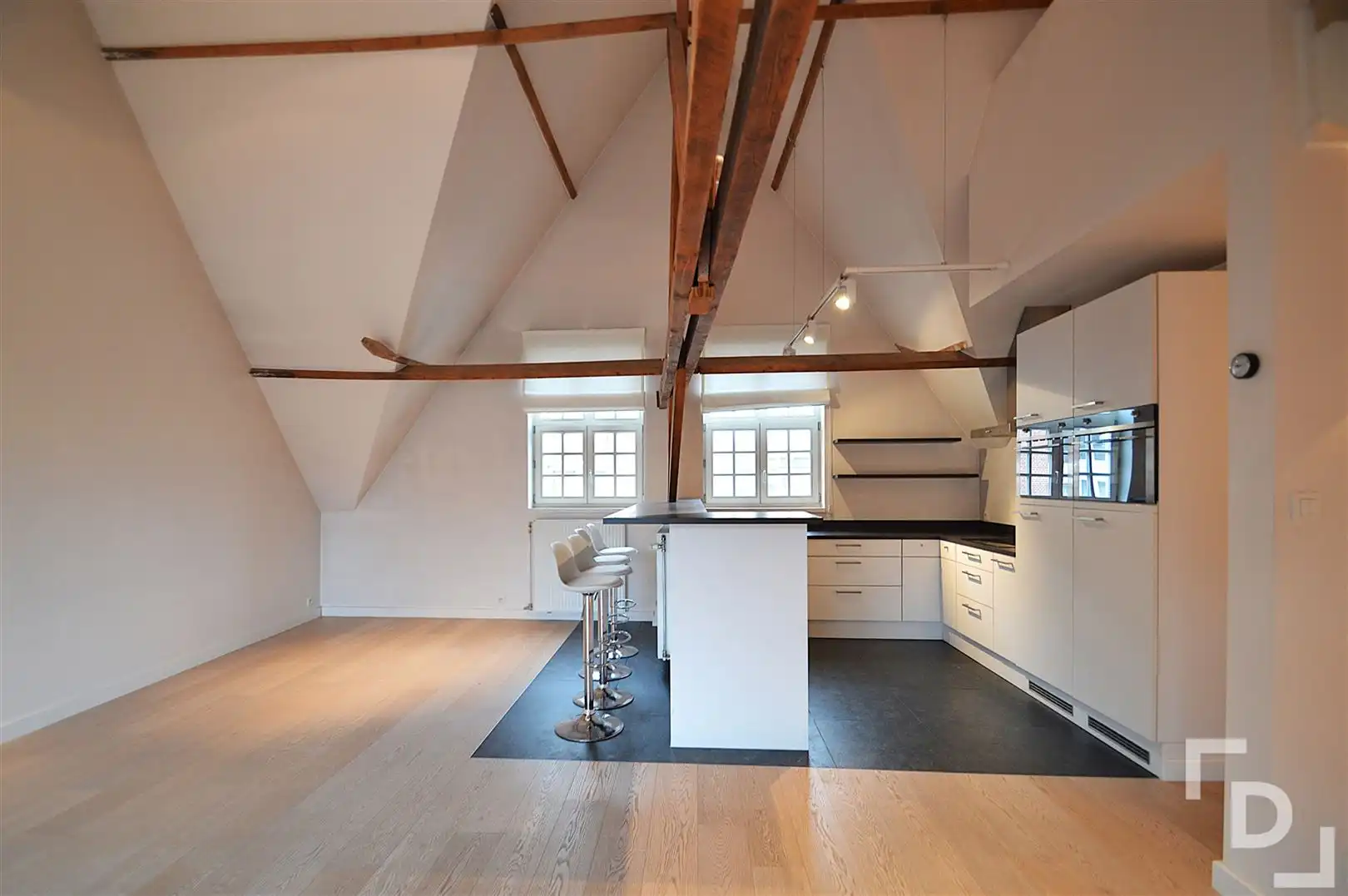 Ruim duplex appartement met garage te huur op toplocatie in Ieper foto 3