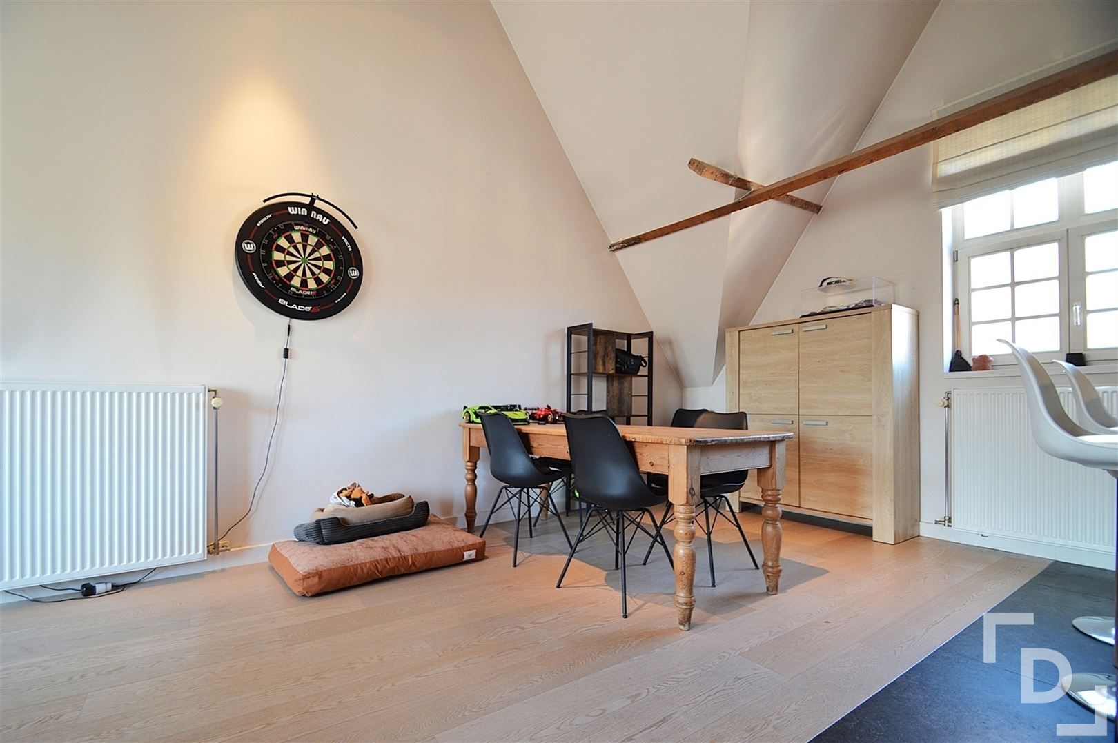 Ruim duplex appartement met garage te huur op toplocatie in Ieper foto 3