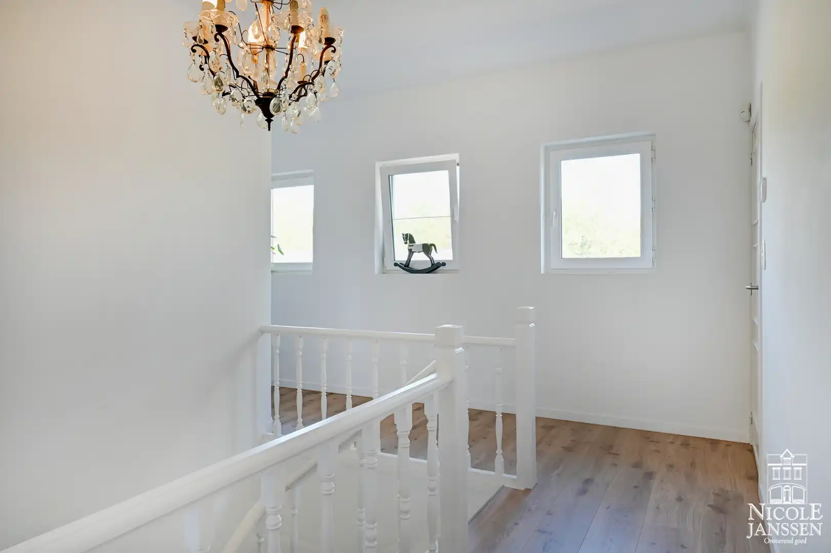 Ruim ingedeeld karakteristiek pand met garage en diepe tuin op een royaal perceel foto 11