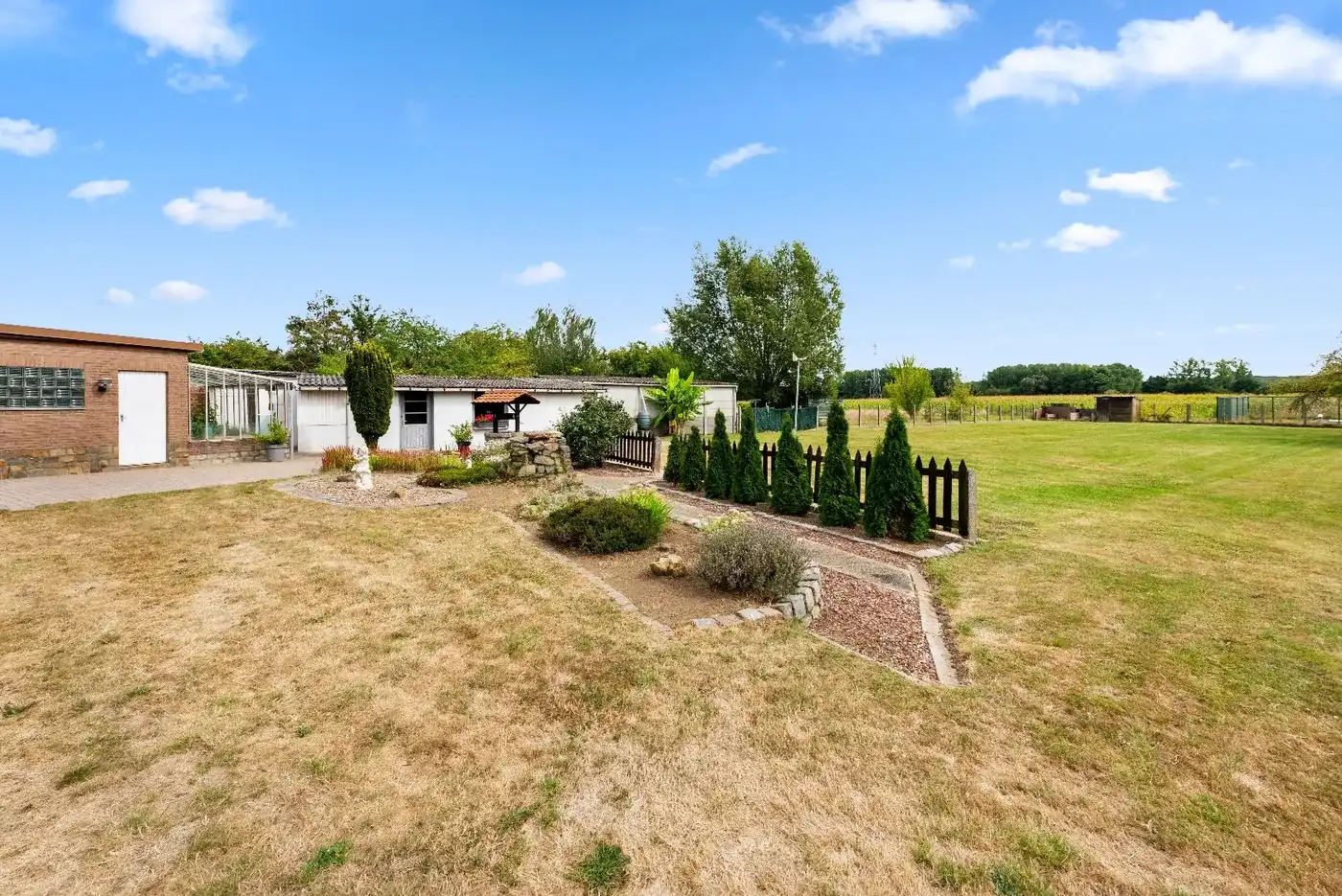 Open bebouwing op topligging met 2 slaapkamers en prachtige tuin foto 25