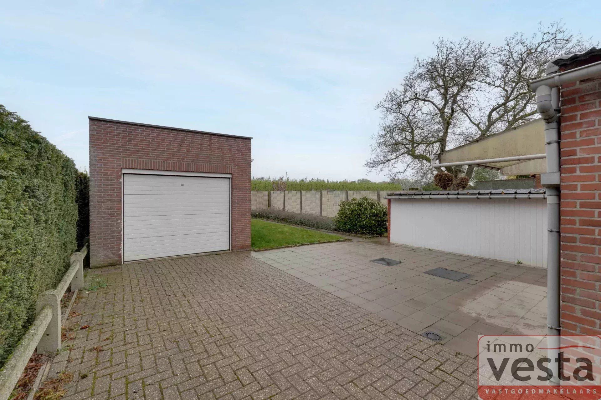 Landelijke woning met met mogelijkheid tot 4 slaapkamer, garage, tuin en toegang via achtergelegen weg. foto 21