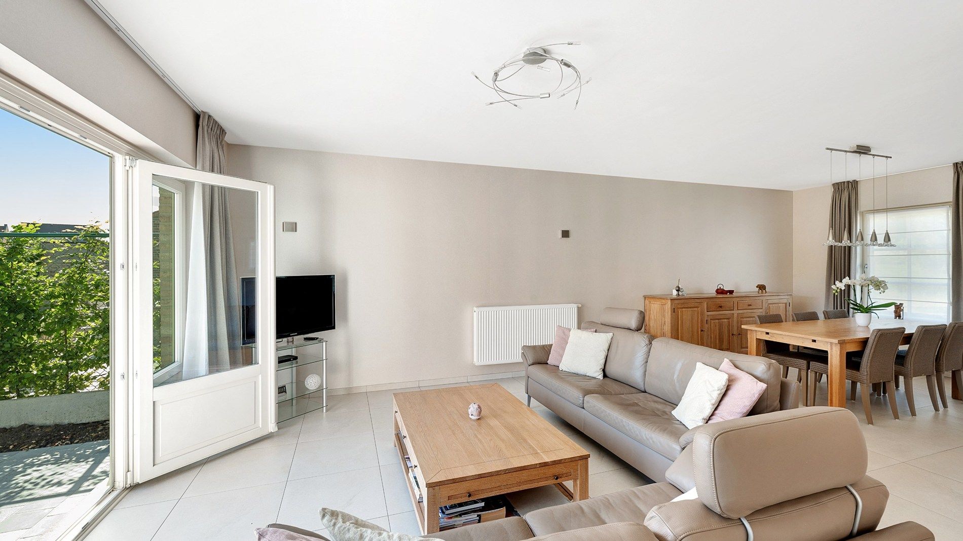 Bijzonder groot en goed onderhouden halfopen villa foto 7