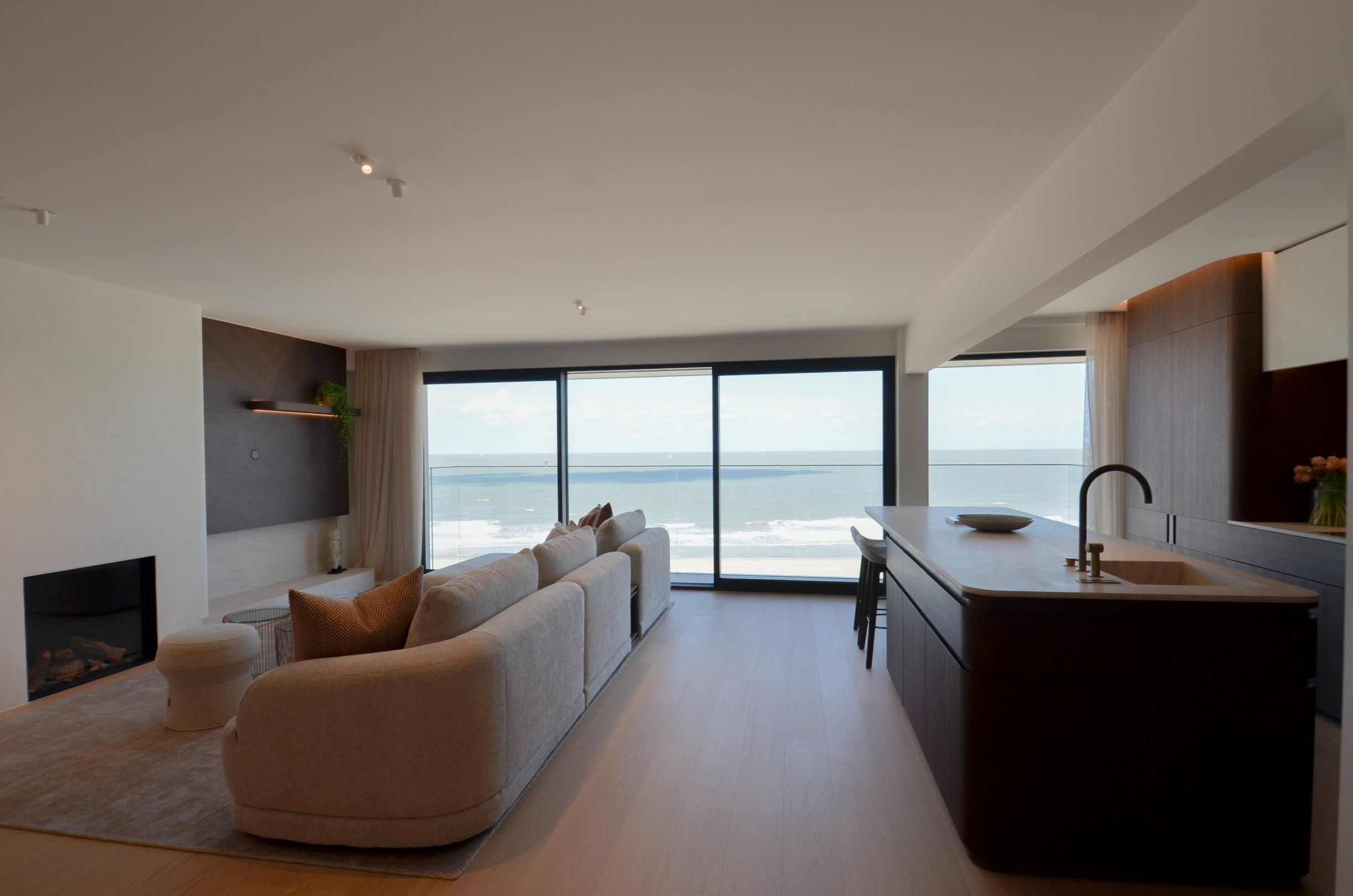 Uitzonderlijk gerenoveerd appartement met frontaal zeezicht in het Zoute. foto 39