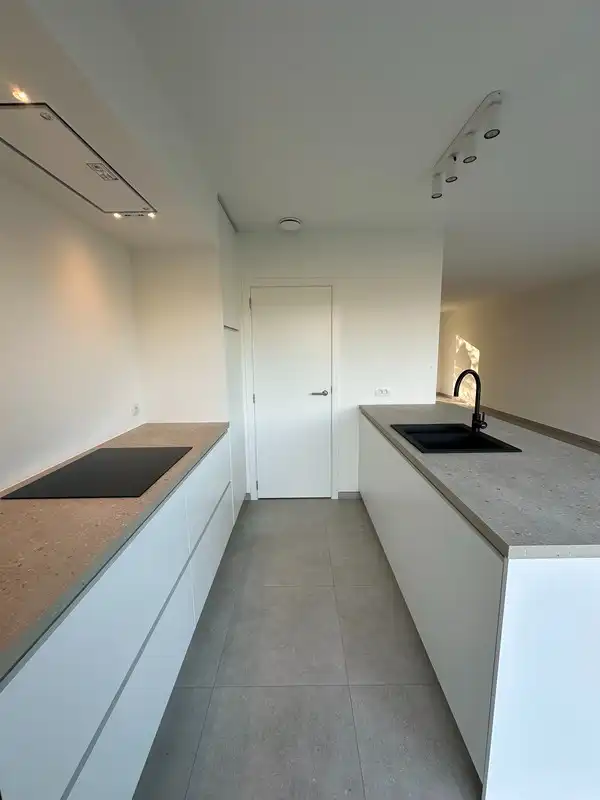 Volledig afgewerkte halfopen nieuwbouwwoning foto 5