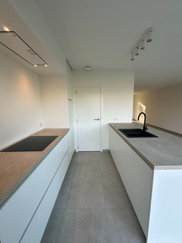 Volledig afgewerkte halfopen nieuwbouwwoning foto 5