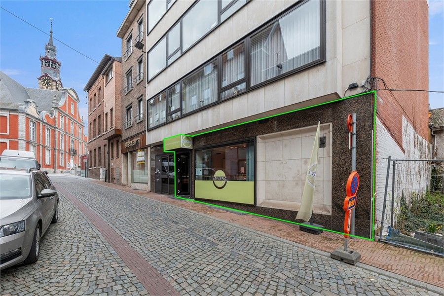 KNAPPE HANDELSRUIMTE IN HET CENTRUM VAN SINT-TRUIDEN foto {{pictureIndex}}