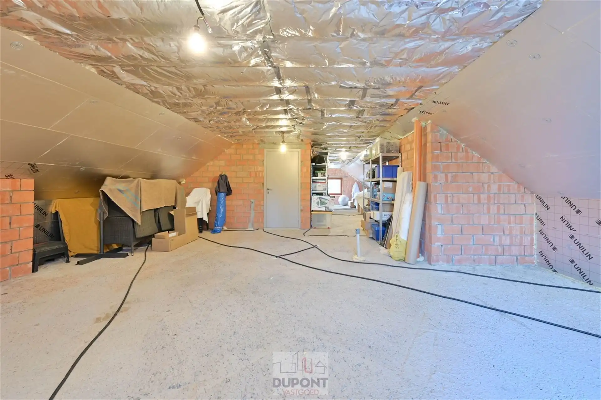 Villa gelegen in een prachtig bebost kader, zeer rustig gelegen, 3 tot 5 slaapkamers, zeer grote kelder. foto 14