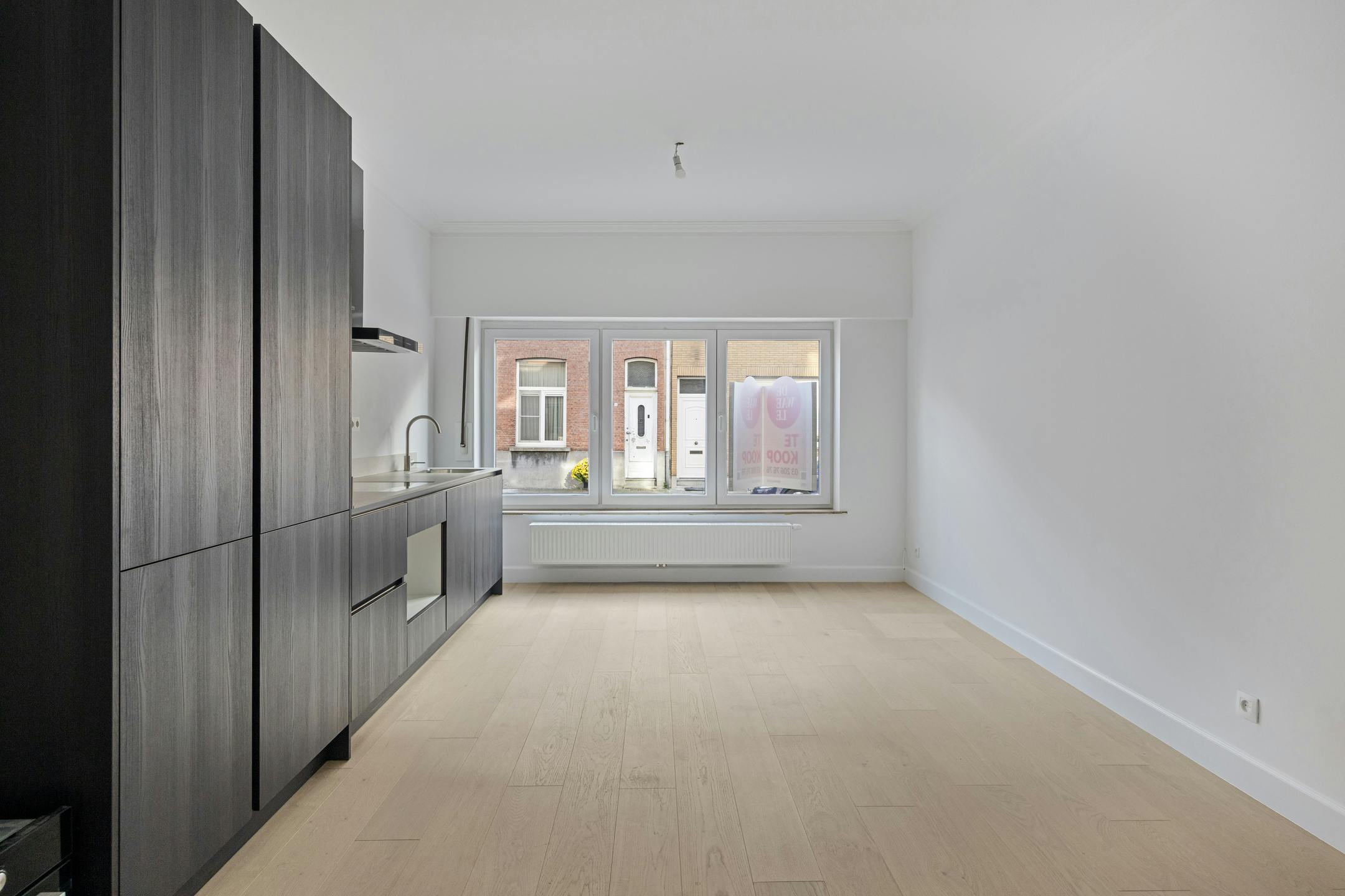 Gerenoveerd gelijkvloers appartement met twee slaapkamers foto 2