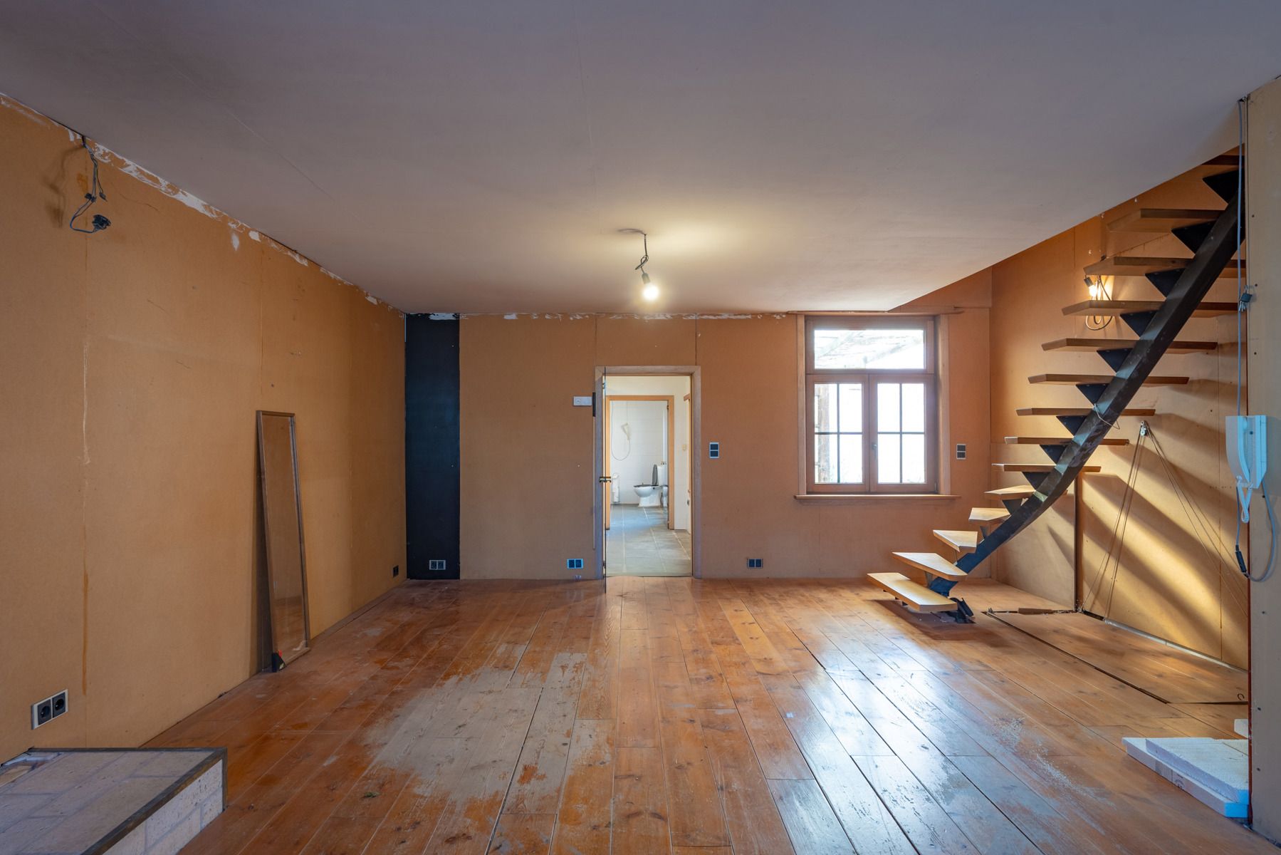 Te renoveren woning met handige zij-ingang en grote tuin foto 7