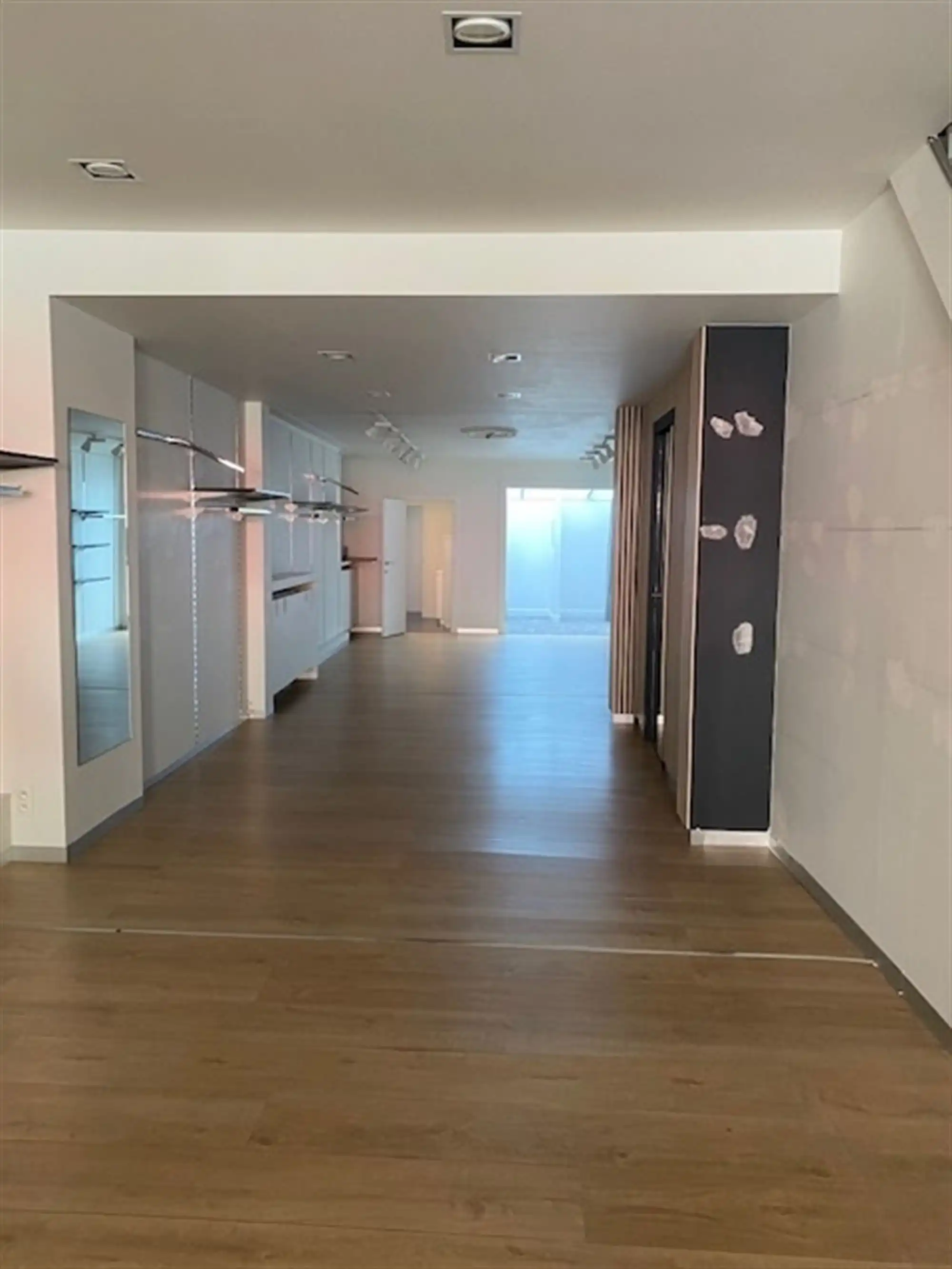 Karaktervol handelshuis met woonst foto 4