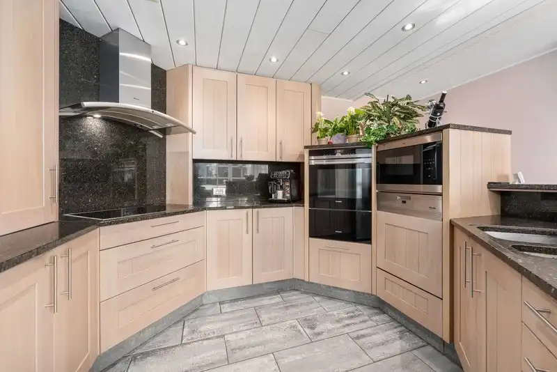 Uitzonderlijke villa-landhuis met bijgebouwen op een prachtig domein. foto 9