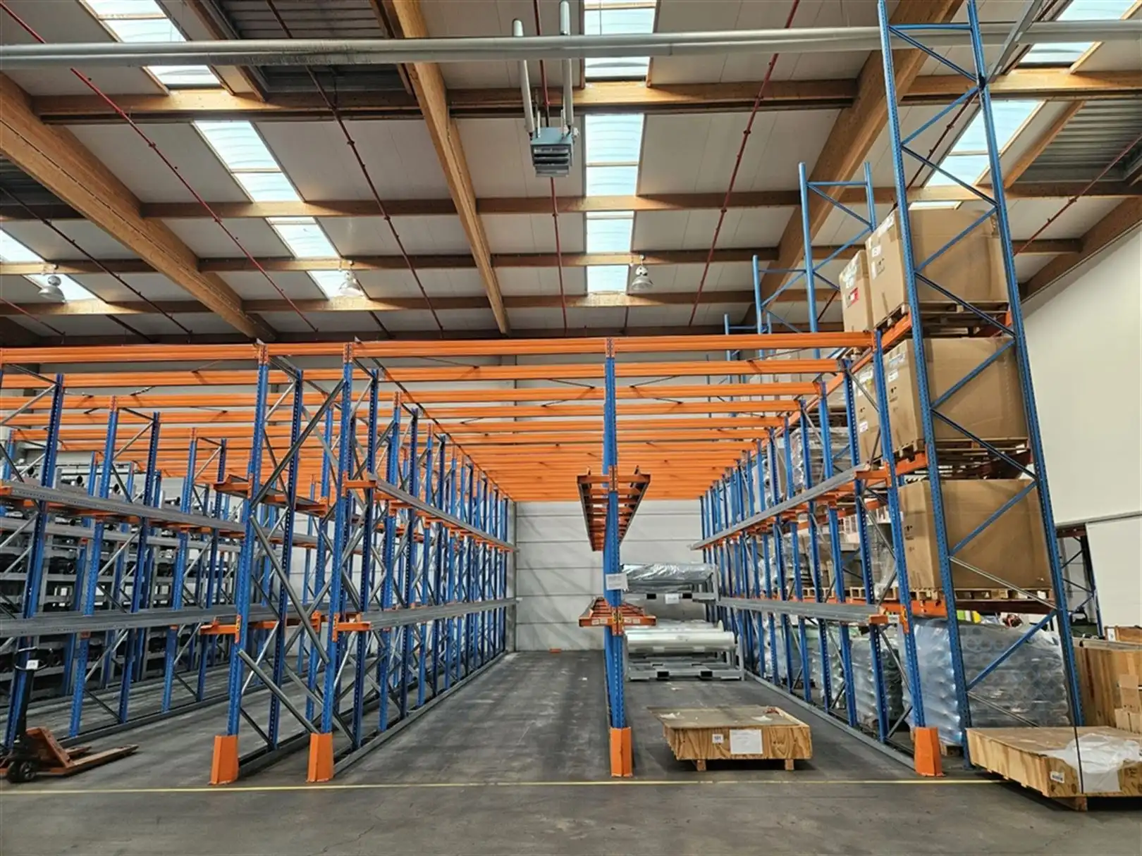 Magazijn met laad- en loskades en kantoren nabij R4 foto 11