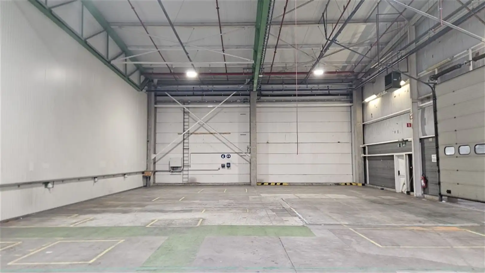 Magazijn met laad- en loskades en kantoren nabij R4 foto 11