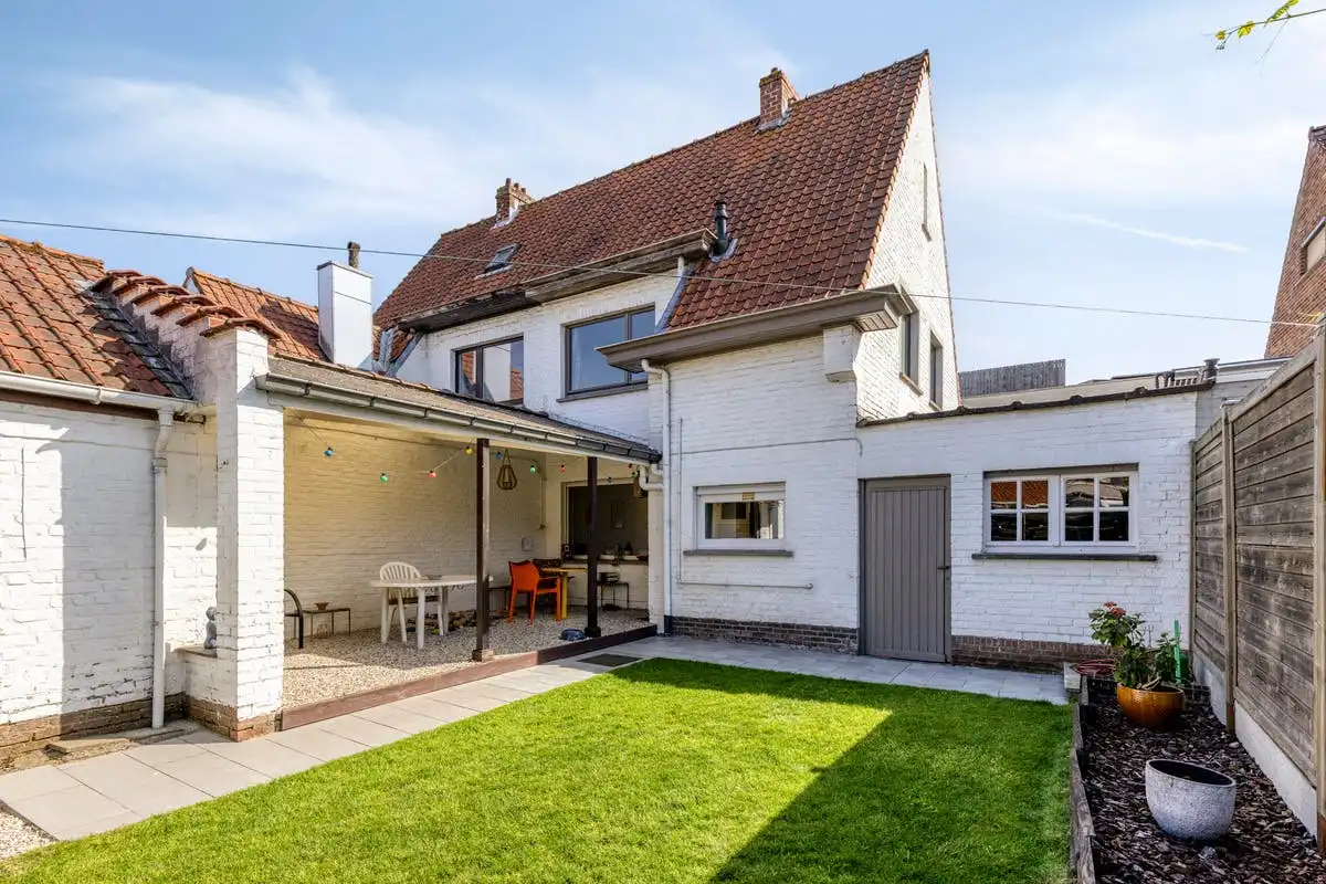 Hoofdfoto van de publicatie: Sfeervolle halfopen woning met tuin en garage te koop in Kortrijk