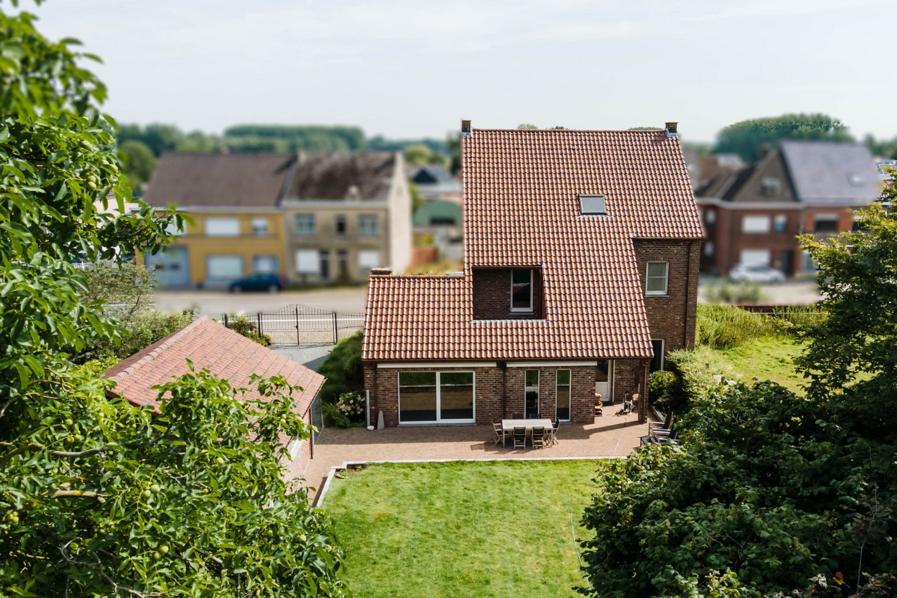 Karaktervolle burgerwoning met praktijkruimte, garage & tuin foto 2