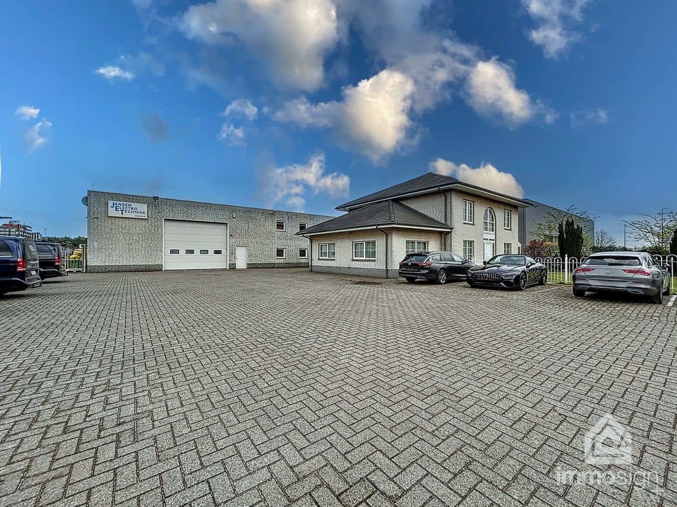 Handelspand met magazijn, kantoorruimte en instapklare woning te Lommel foto {{pictureIndex}}
