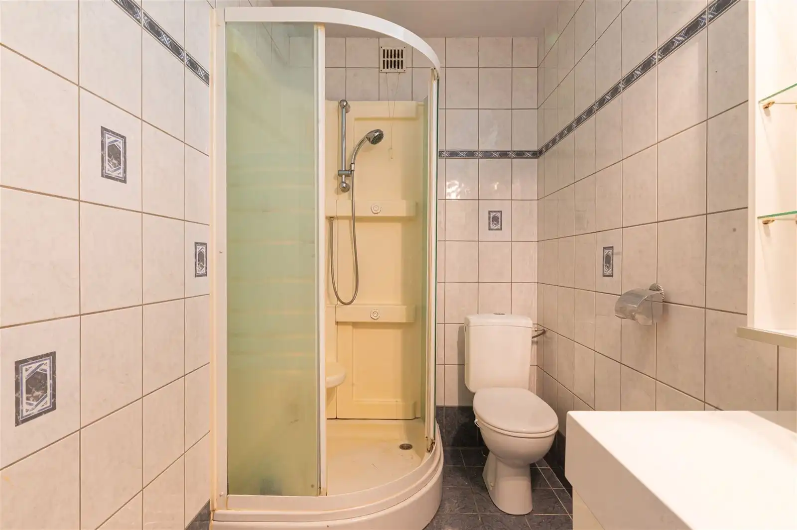 Halfopen bungalow met zonnige ruime tuin foto 11