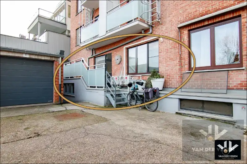 Totaal gerenoveerd gelijkvloers 3 slpk-appartement met gezellig terras op een toplocatie. Garagebox optioneel! foto 15