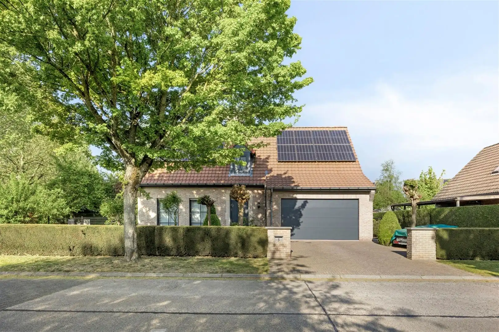 Rustig gelegen, goed onderhouden villa met 4 slaapkamers op 761 m². foto 2