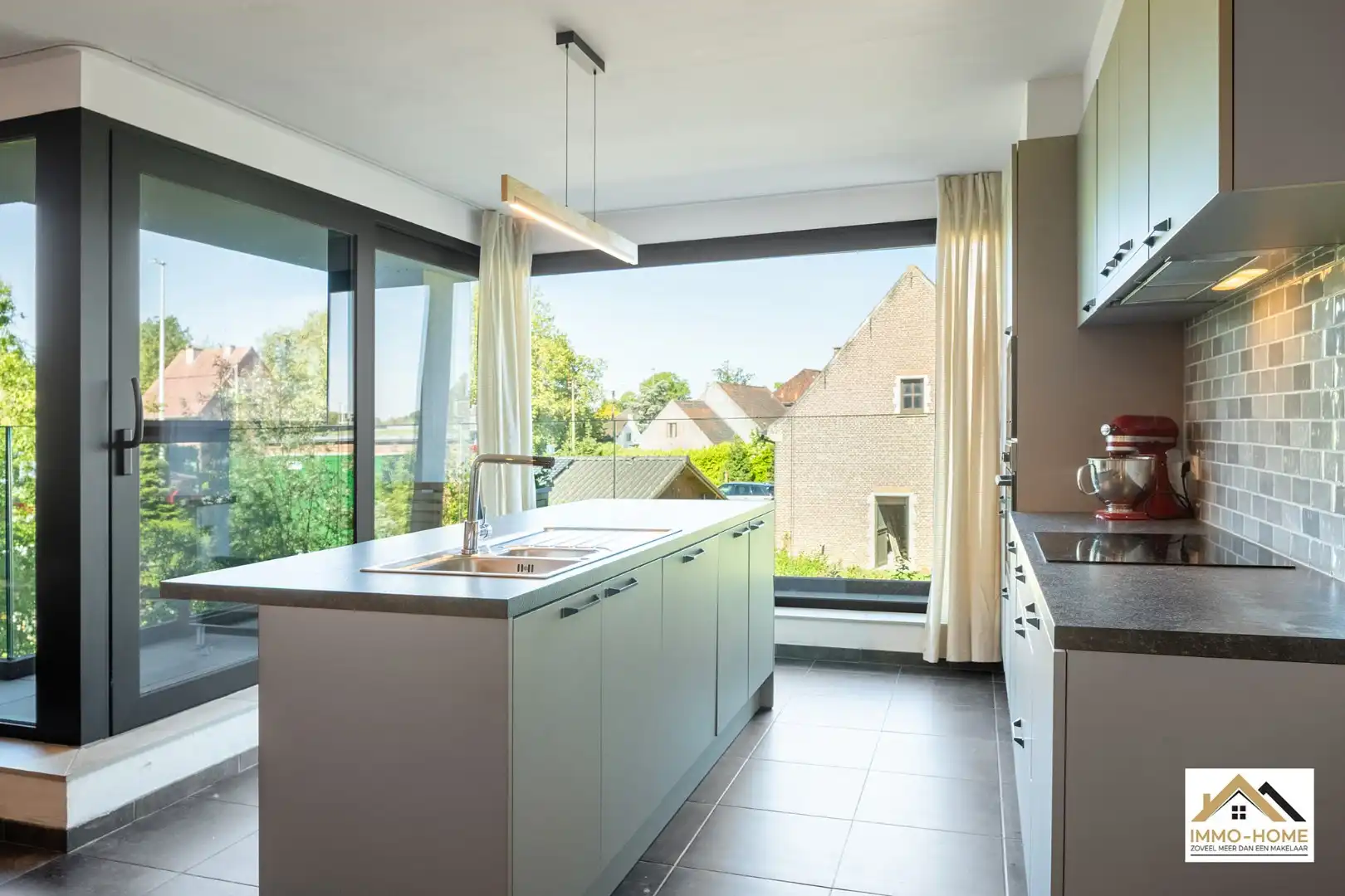 Instapklaar modern appartement met autostaanplaats foto 4