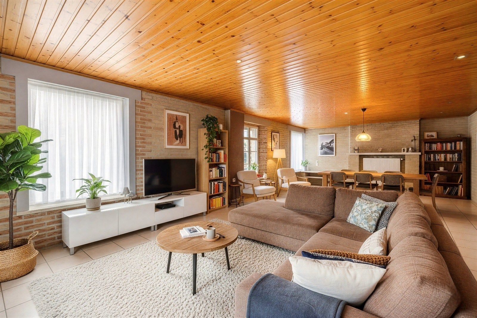 INSTAPKLARE STADSWONING (2 SLPKS) IN HARTJE TIELT MET GARAGE! foto 3