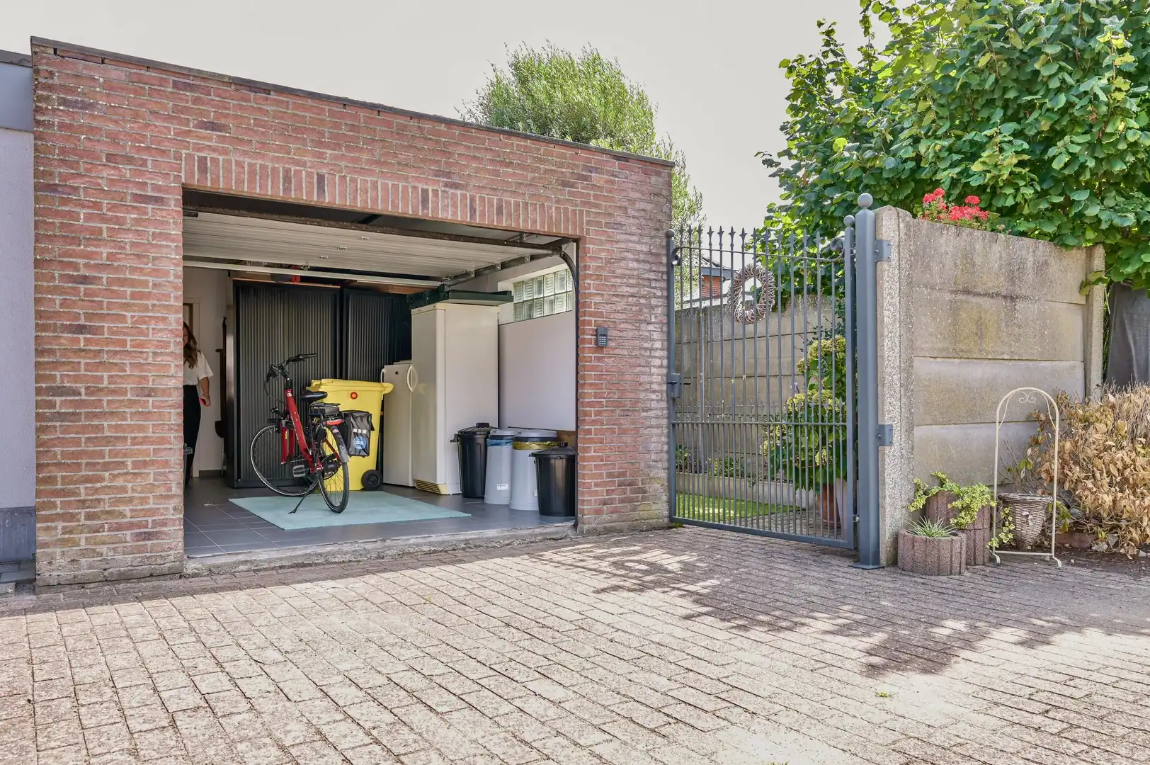 CENTRAAL GELEGEN,  INSTAPKLARE WONING MET GARAGE EN ACHTERUITWEG foto 21