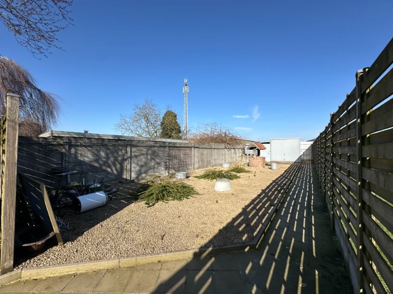 Ruime gezinswoning met grote tuin, veranda en veel opbergruimte foto 20